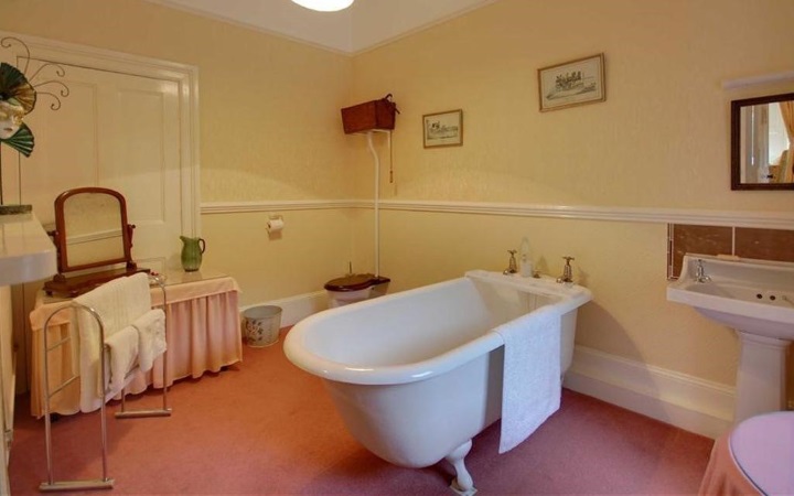 Yellow Victorian En-suite 2