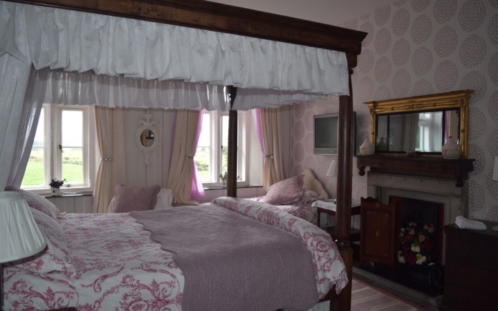 Queen Anne Four Poster - Pixie Room - Shared Bathroom