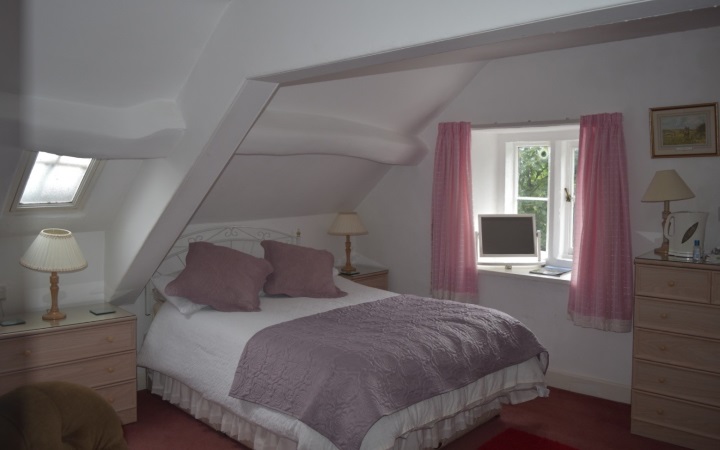 Dormer Bedroom 1 - Shared Bathroom