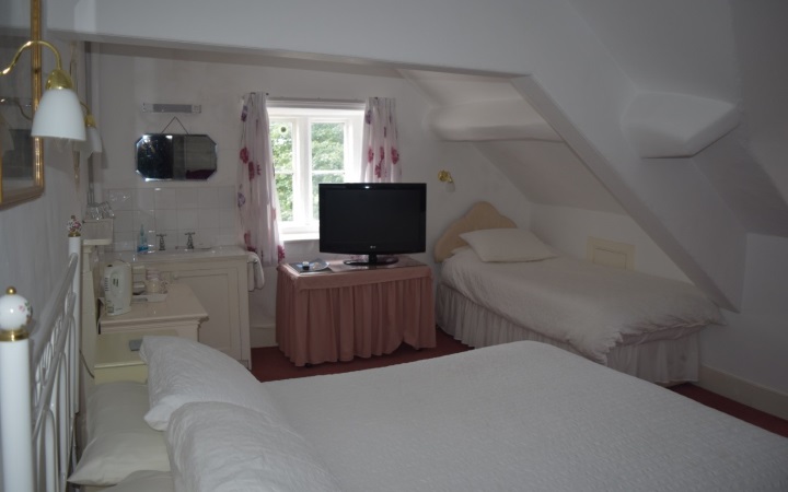 Dormer Bedroom 2 - Shared Bathroom